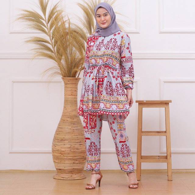Setelan tunik dan celana