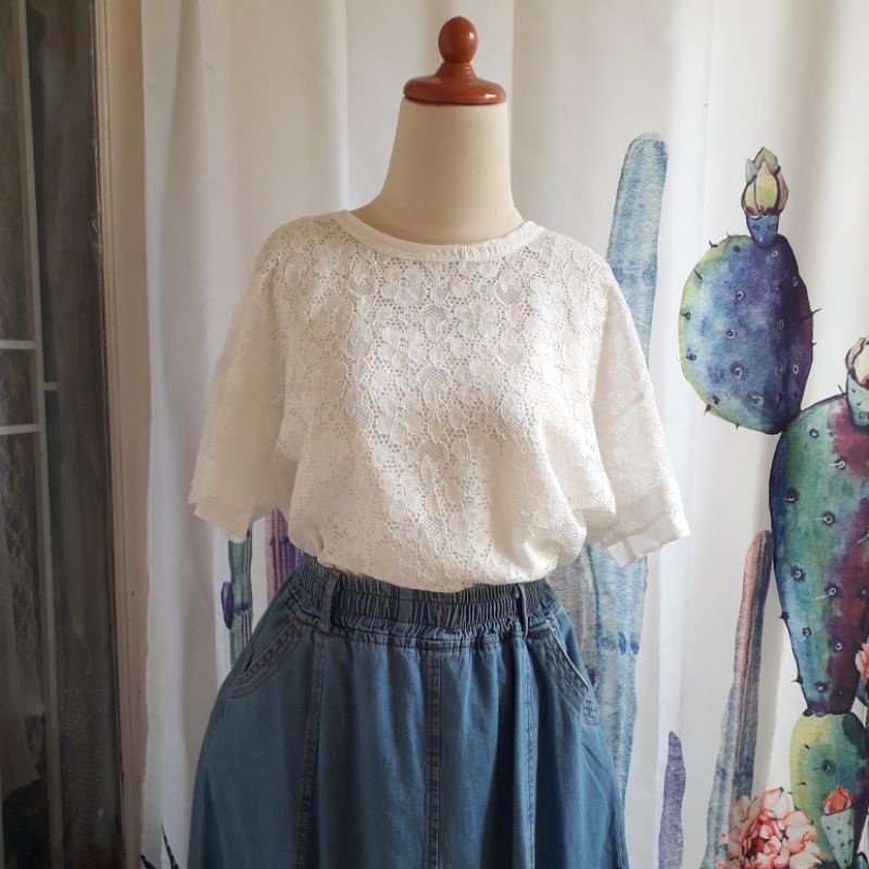 Blus Atasan Brokat Katun Putih