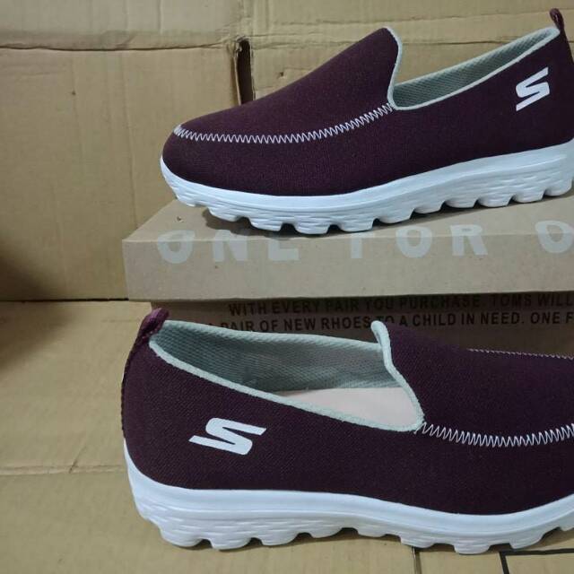 Sepatu wanita Skecher slip on