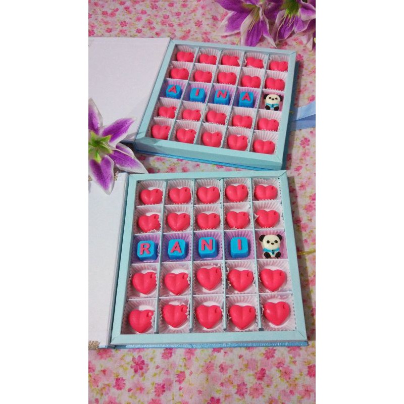 

Cokelat Valentine Box Exclusive / Coklat nama (Hardcase box 25 sekat)
