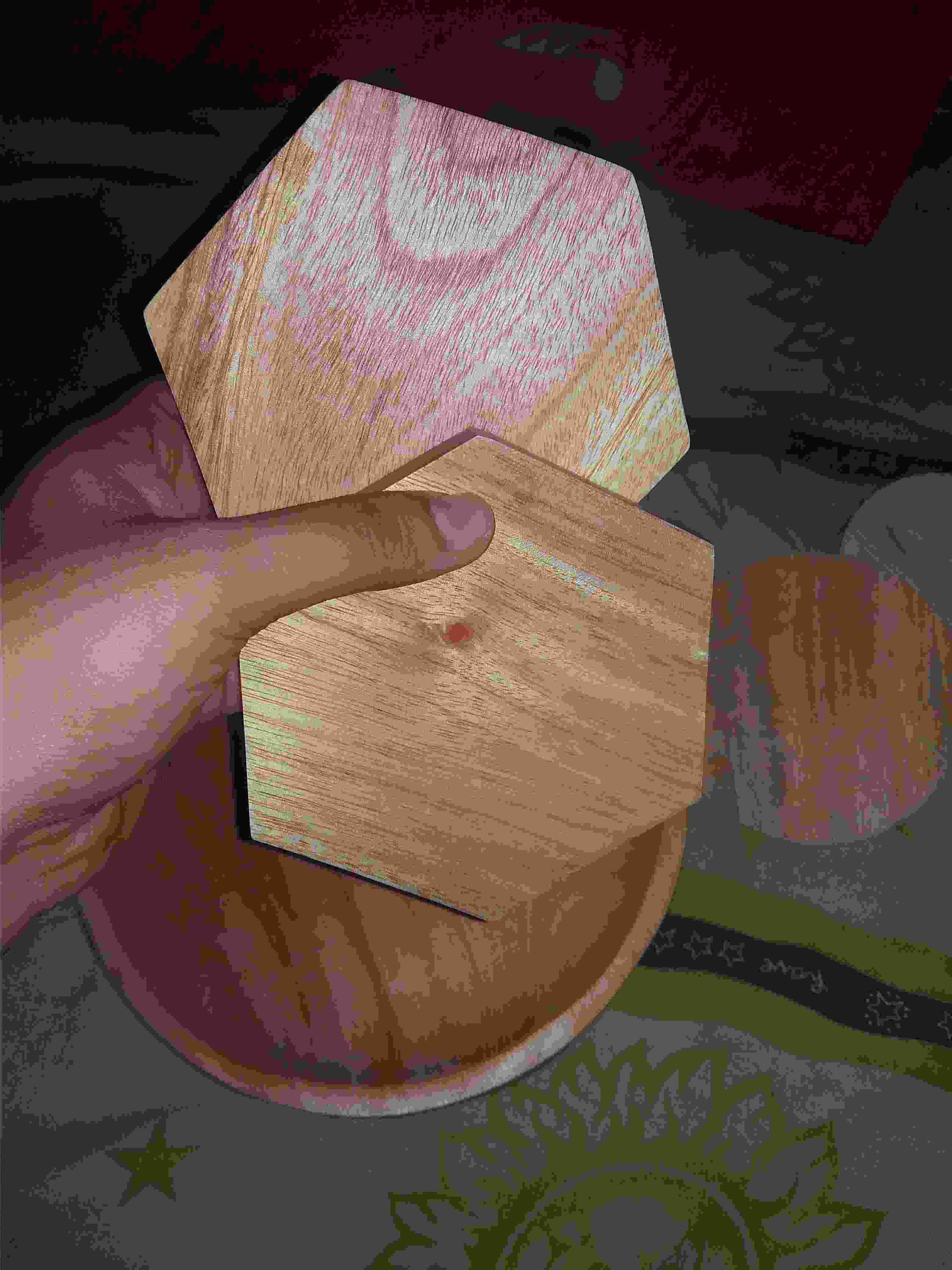 Piring Liuk Paket Kayu Mahoni ( Piring 20cm, Coaster Hexagon, Sendok Mahoni, Sumpit Mahoni)