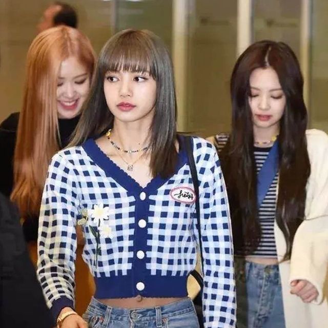 Lisa emas Jenny Jennie Park Caiying gaya yang sama wajah tersenyum warna-warni manik-manik klavikula