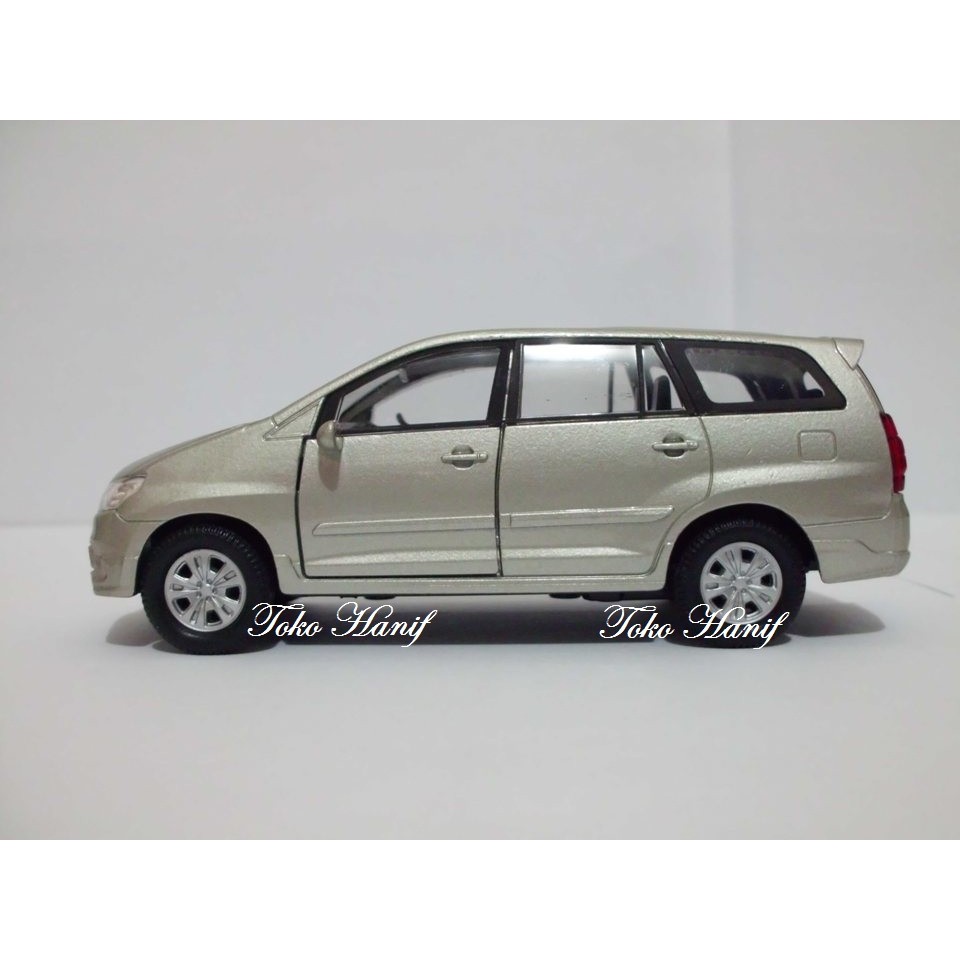Diecast Miniatur replika Innova gold