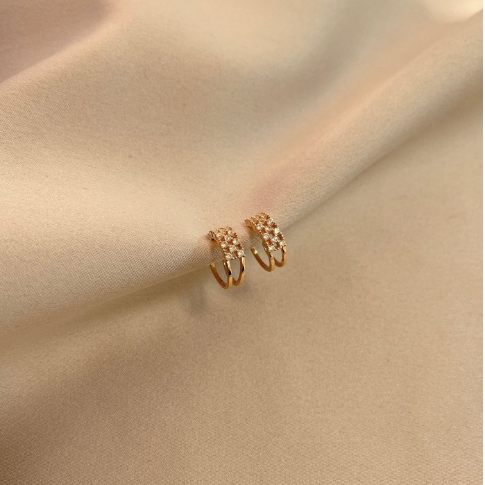 Anting Tusuk Berlian Imitasi Bahan Titanium Steel Gaya Retro Untuk Wanita