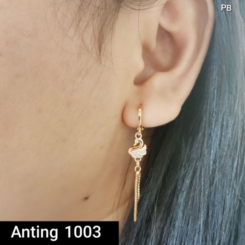 Anting motif rumbai angsa lucu gold titanium A1003