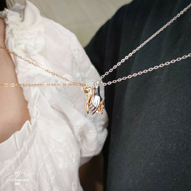 Holding Hands Necklace - kalung couple persahabatan