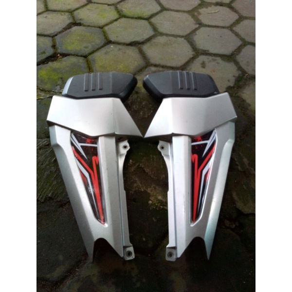 Cover body tutup aki samping kanan kiri Yamaha Byson karbu