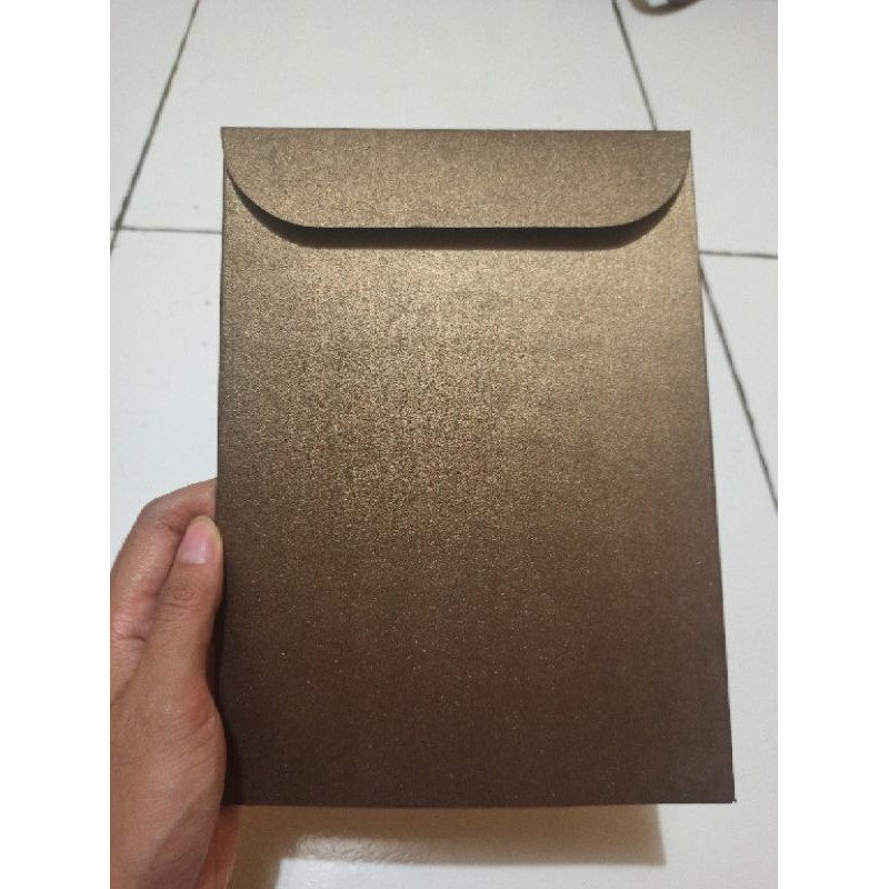 

Amplop A5 Tebal Undangan Potrait Premium Ivy Brown 16x22