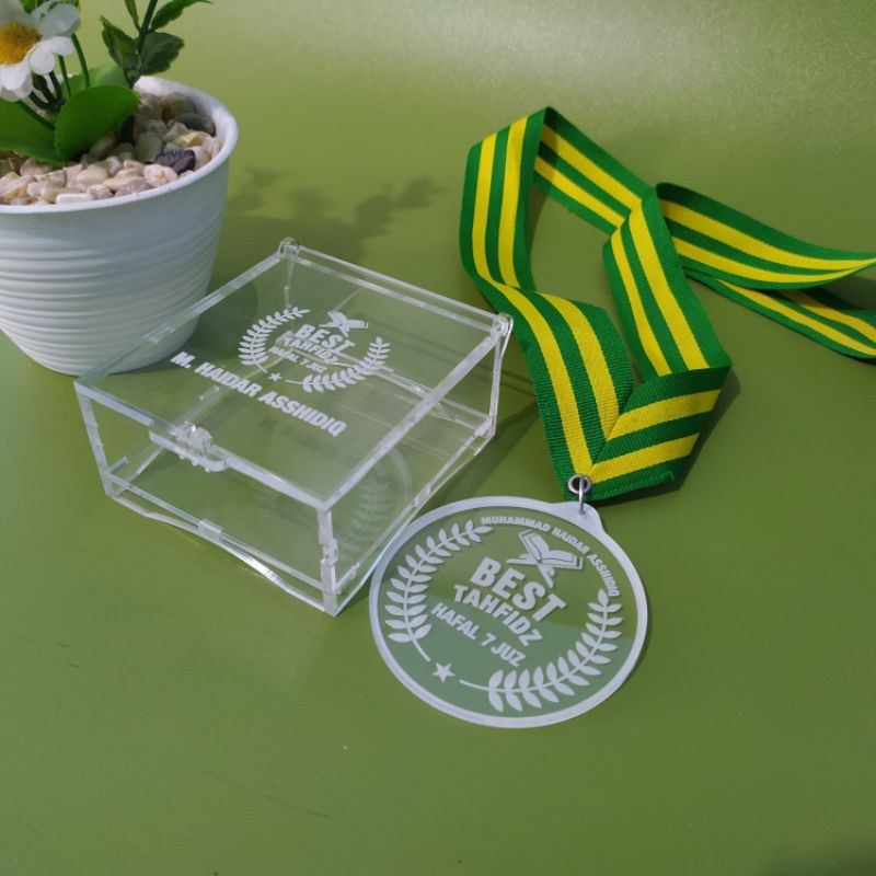 

JUAL MEDALI BEST BOYFRIEND / AKRILIK GRAFIR CUSTOM / MEDALI BEST TAHFIDZ / EKSLUSIF PACKING BOX