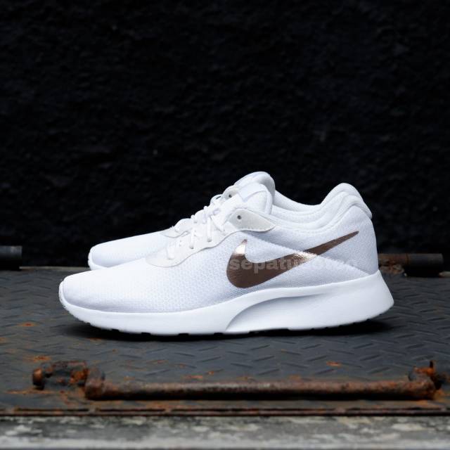 nike tanjun gold swoosh
