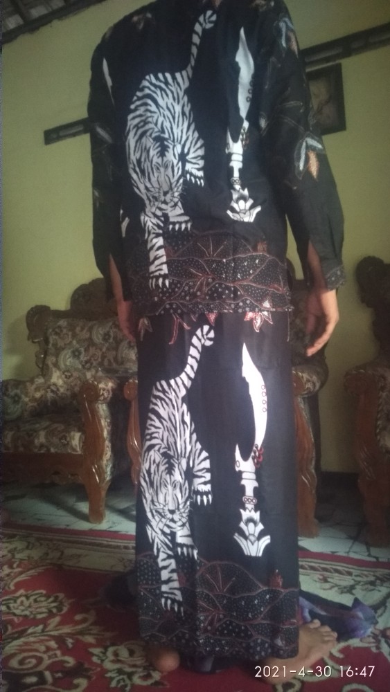 Batik Solo Modern Set Sarung Dan Kemeja Macan Putih