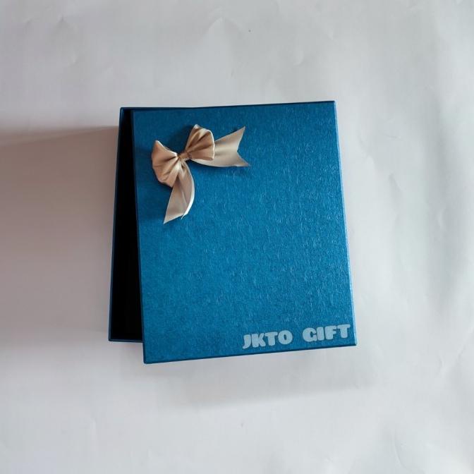 

Premium Product!!! Kotak Kado/Gift Box Ukuran 30*30*6 Cm - Paling Dicari