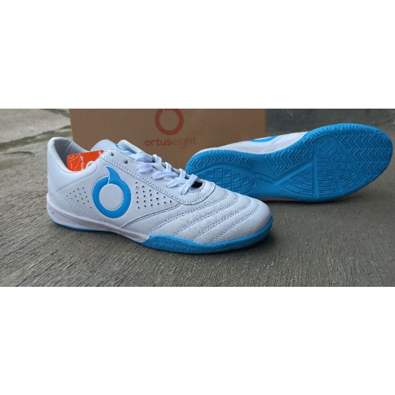 sepatu futsal ourtuseight bonus kaos kaki