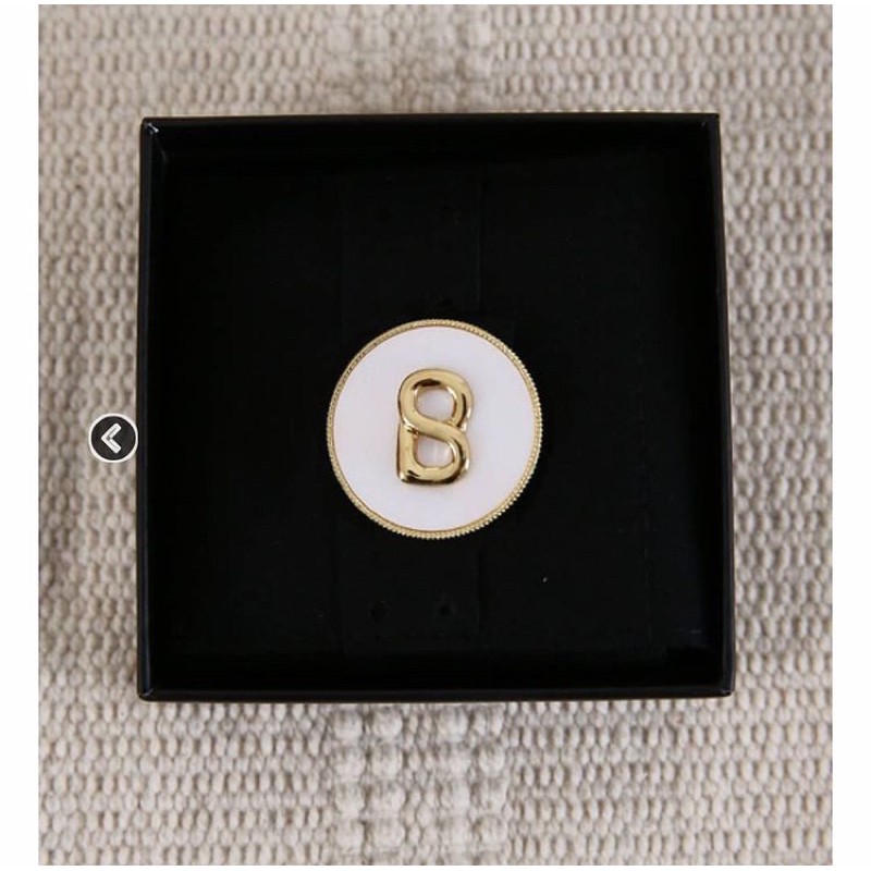 Buttonscarves white Shell brooch