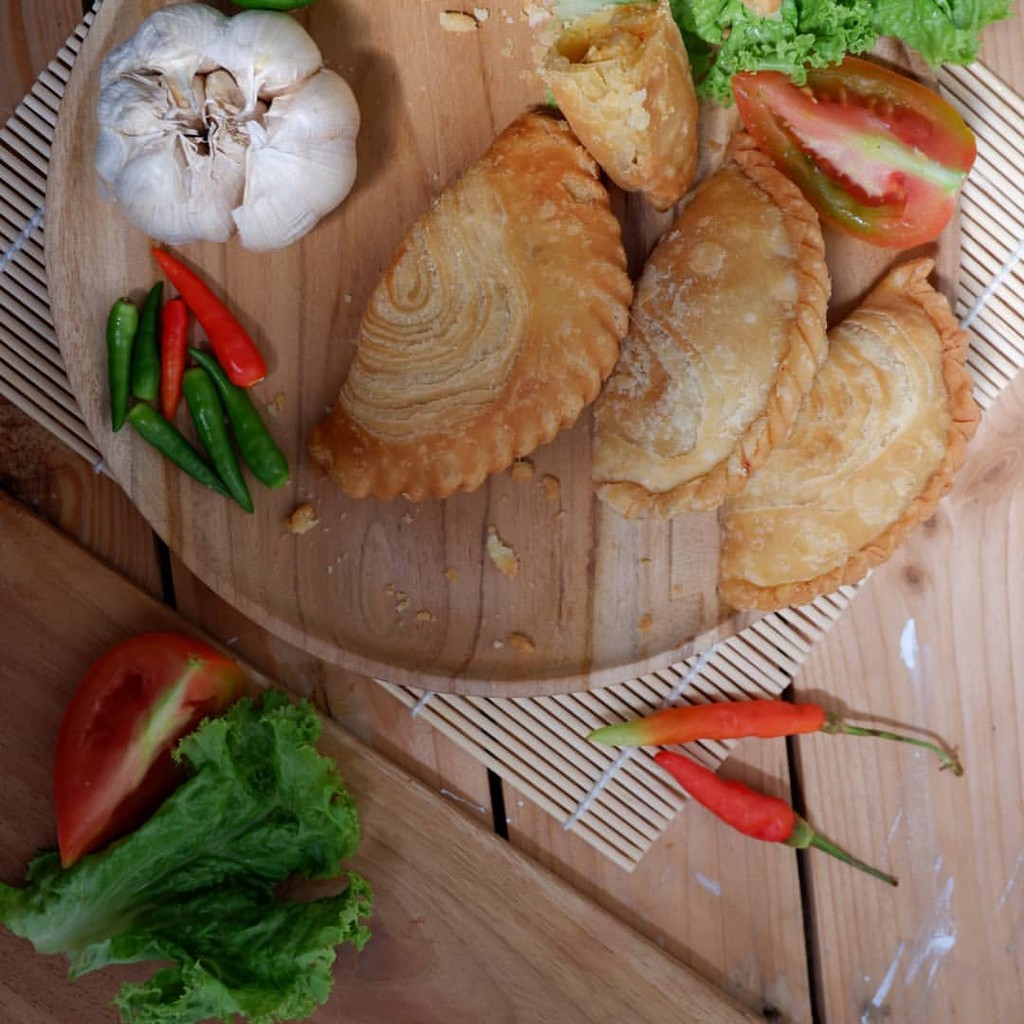 

Frozen Pastel Premium Isi Ayam Sayur Kari