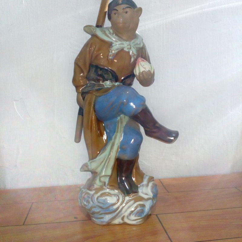 Patung pajangan kuno dewa kera sakti sun go kong.