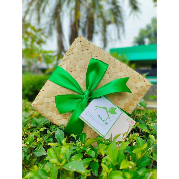 

Besek Bambu (Hampers) + kartu ucapan + Pita