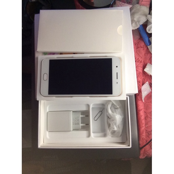Oppo f1s (hp murah dibawah 1 jt)