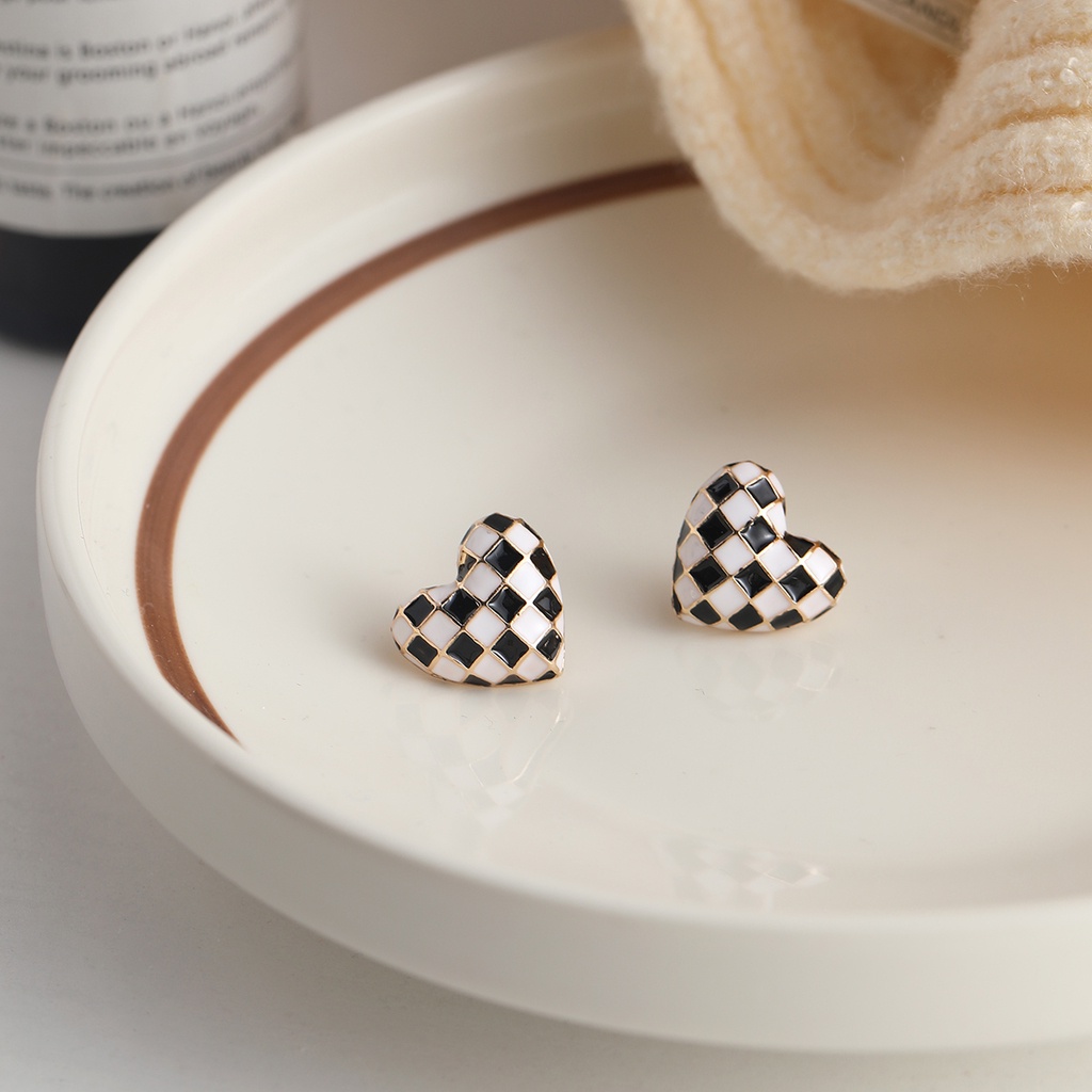 Anting Tusuk Bentuk Hati Motif Kotak-Kotak Hitam Putih Untuk Wanita