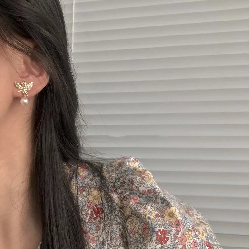 Anting Stud Desain Malaikat Cupid Aksen Mutiara Warna Emas Gaya Retro Elegan Untuk Pesta Pernikahan