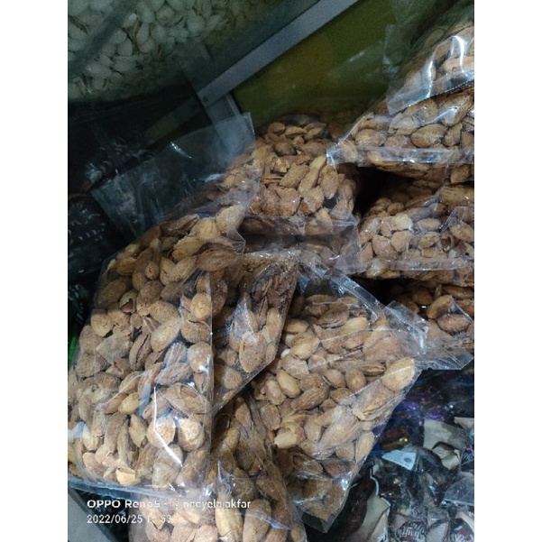 

kacang almond