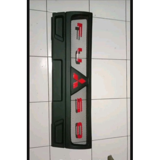 grill Mitsubishi L300