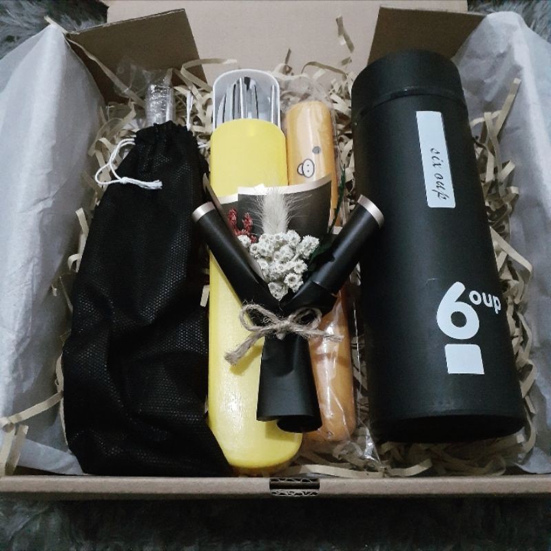 

Hampers Kado wisuda Cewe / Cowo Kado Ulang Tahun Merchandise Seminar Kit Gift Box Souvenir Wedding Souvenir Perusahaan Souvenir Acara Kantor / Souvenir Graduation / Bingkisan / Promosi Kantor / Promosi Perusahaan / Souvenir Ulang Tahun / Hampers Lebaran