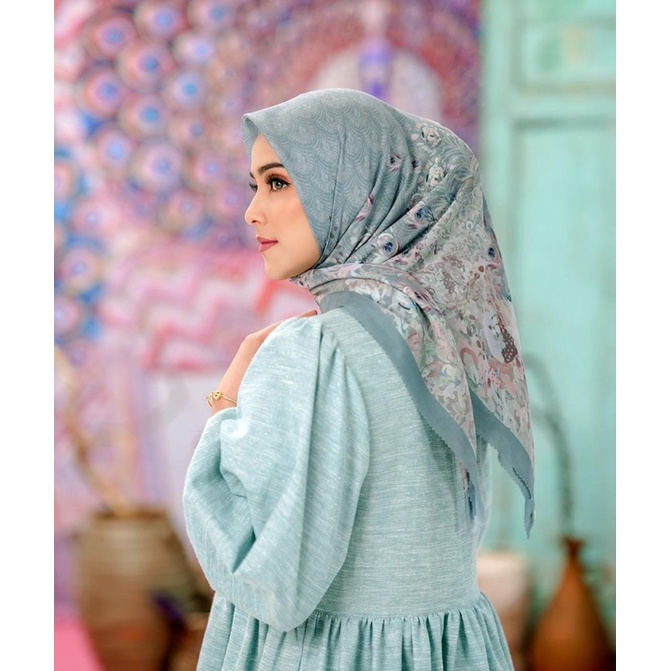 Buttonscarves Ederra Series in Green milieu