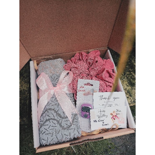 

Gift Box Hijab/Kado Pernikahan/Kado Ulangtahun/kado cewek/PremiumQuality