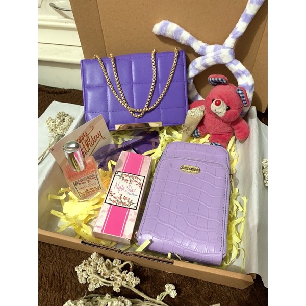 

HAMPERS Spesial Warna Ungu