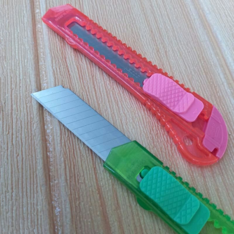 

Pisau Cutter Besar Transparan