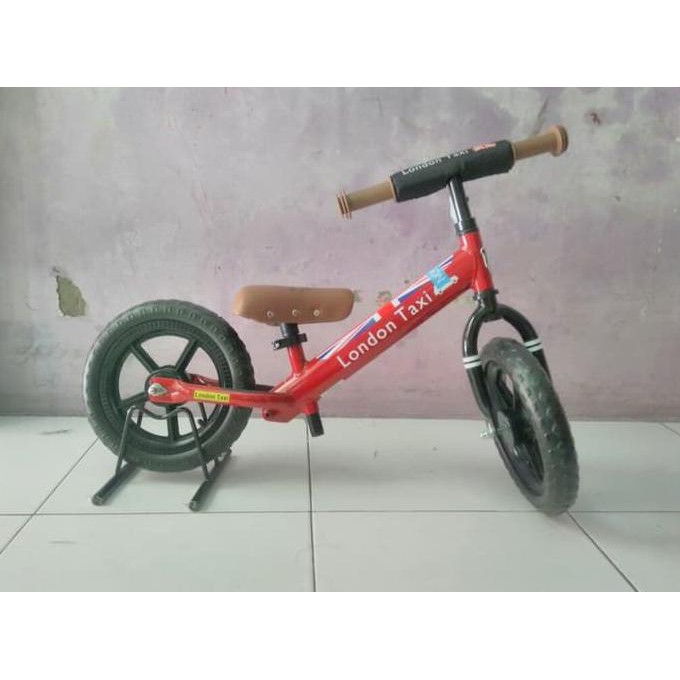 London taxi kick bike / balance bike warna merah (sewa)