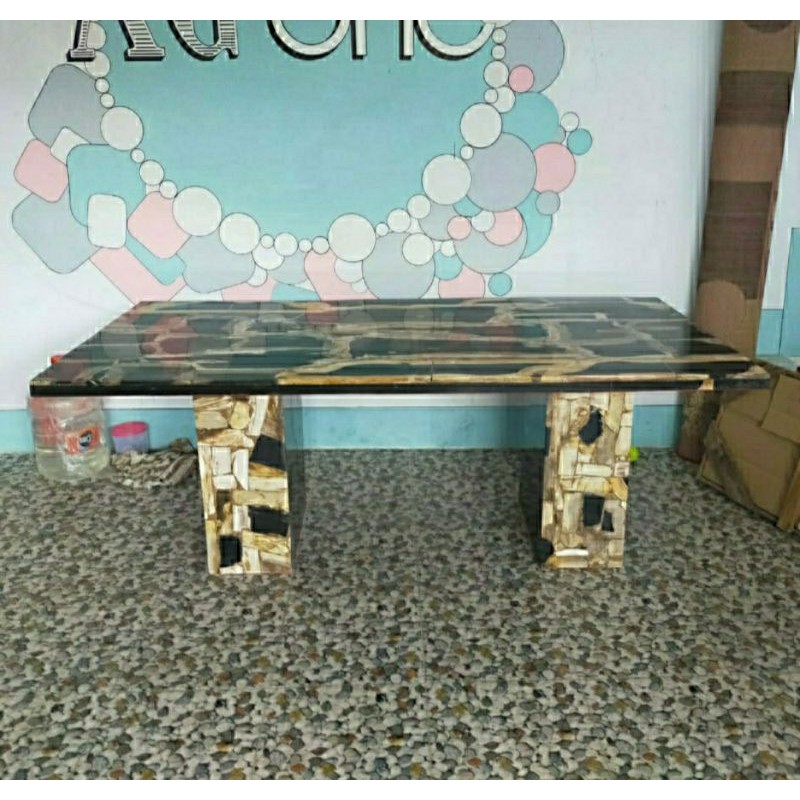 Meja Makan Batu Fosil Kayu Hitam