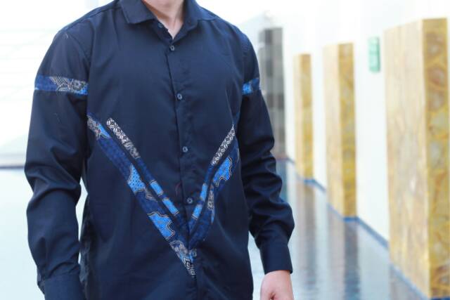 Loyal Kemeja Batik Sutra navy hem batik M L XL XXL