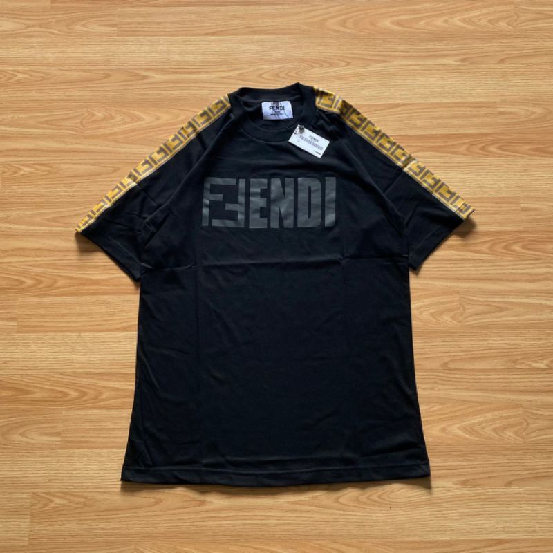 BAJU KAOS PRIA FENDI LINE GOLD BLACK OVERSIZE. ORIGINAL COTTON PREMIUM FULL HASTAG