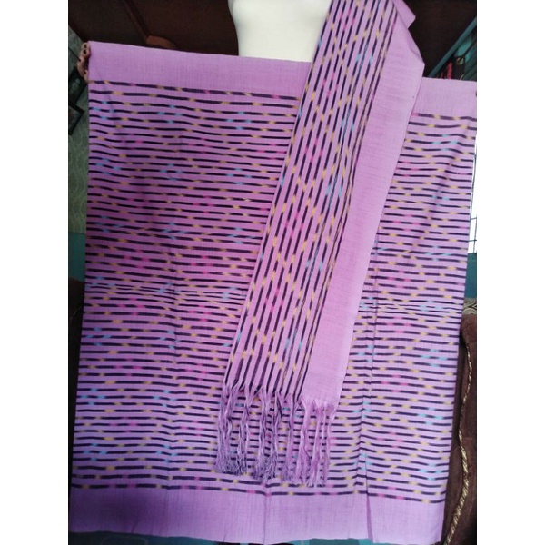 songket Tarutung tenunan tangan langsung tanpa mesin Songket Tarutung ini dapat dipakai oleh kaum wa