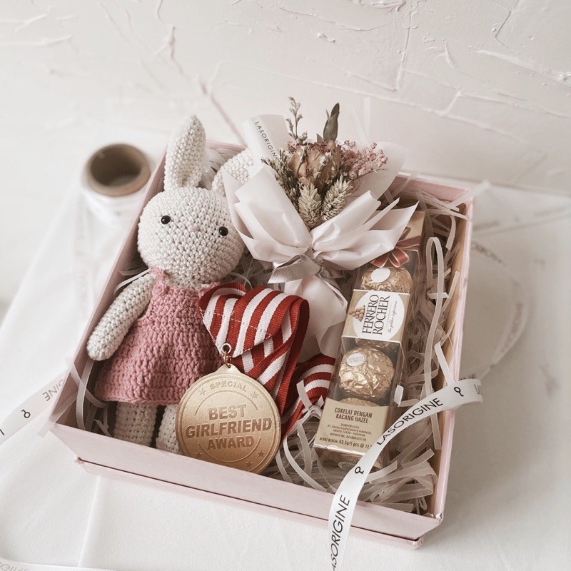 

Present For Her / Gift box Hadiah Ulang Tahun Anniversary Bunga Kering/Kotak Dried Flower