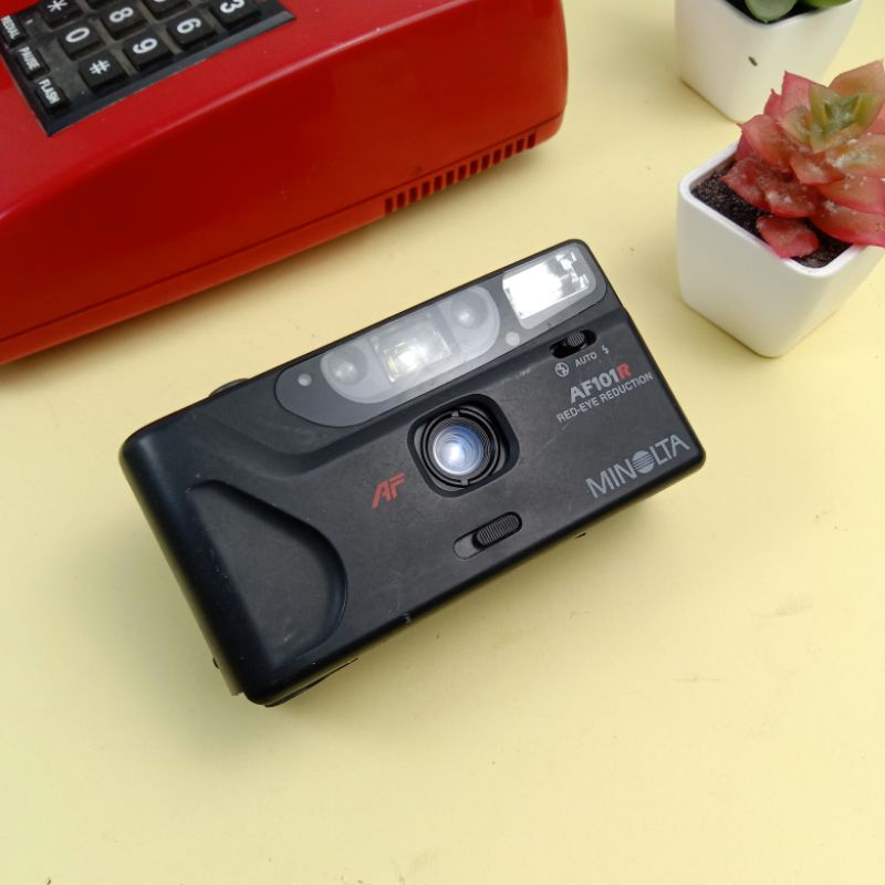 Kamera analog vintage retro jadul untuk pajangan, hiasan dinding, dan dekorasi-Minolta