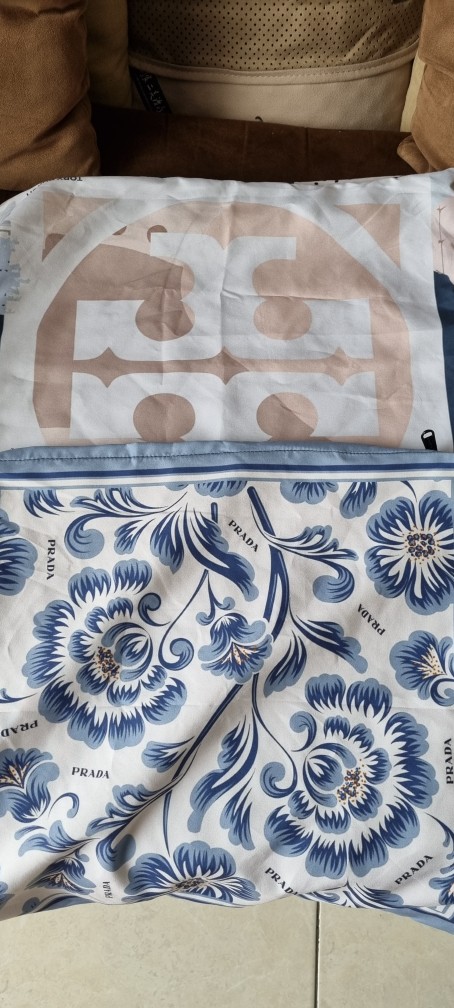 Cover Sarung Bantal Sofa Motif Brand Wanita 40x40cm - Pusat Kado Murah