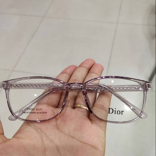 Kaca mata wanita minus