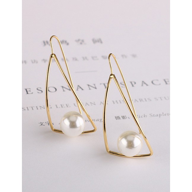 LRC Anting Gantung Fashion White Pearl Pearl Curved Geometric Triangle Earrings F69853