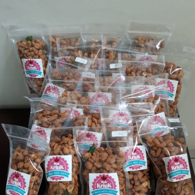 

Kacang bangkok pouch murah dan renyah.. Terbuat dari kacang yg jumbo dan aroma daun jeruk yg segar .
