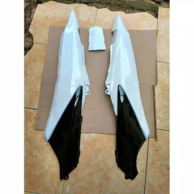 Body belakang Supra x 125 Lama putih