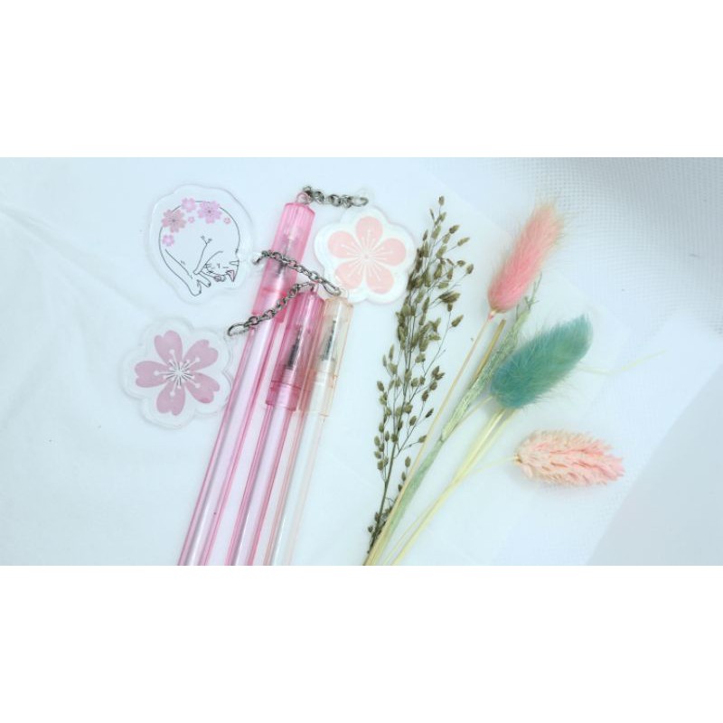 

pulpen gel tinta hitam dengan gantungan sakura dan kucing