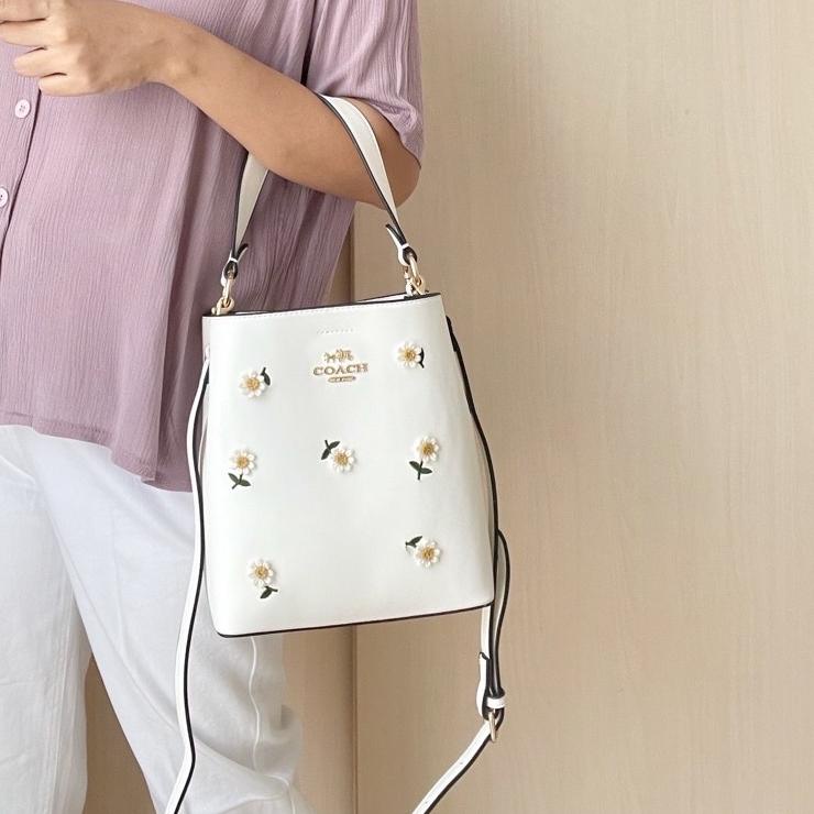 Penjualan Terbanyak.. TAS Coach klare/premium crossbody bag with Daisy Embroidery