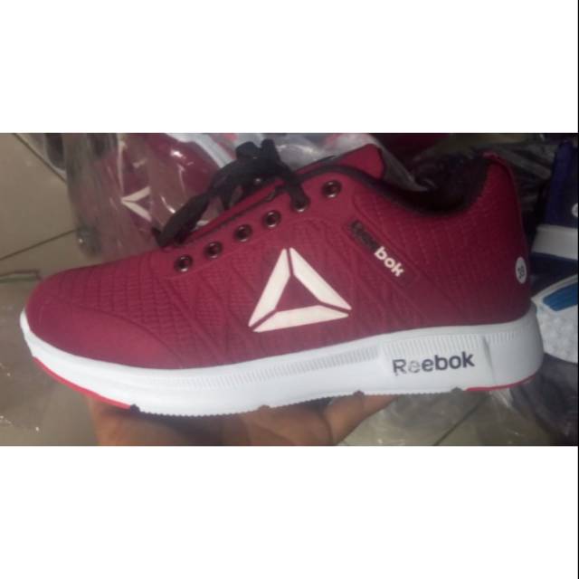 Sepatu olahraga reebok