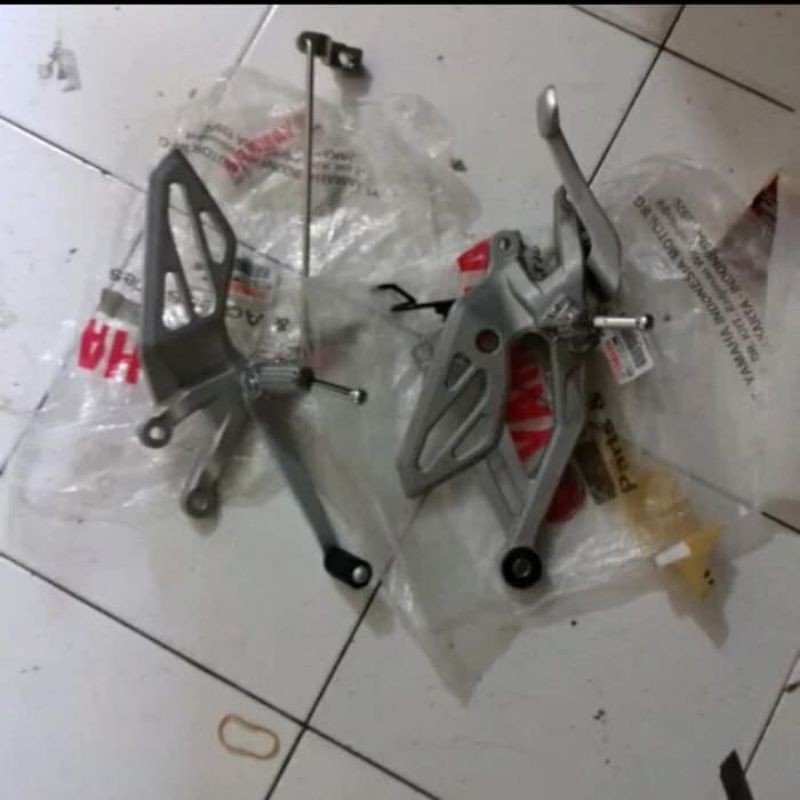 BRACKET FOOTSTEP DEPAN KANAN KIRI YAMAHA R15 ORIGINAL YGP