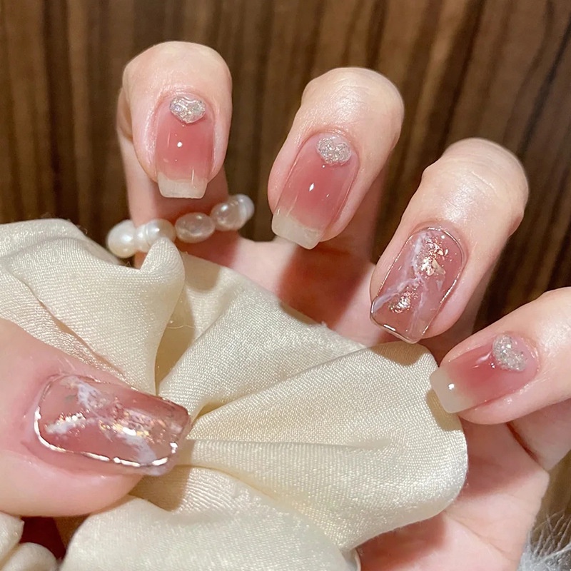 24pcs / box Kuku Palsu Warna Merah Gradasi Silver Aksen Hati Berlian Imitasi Glitter Untuk Nail Art
