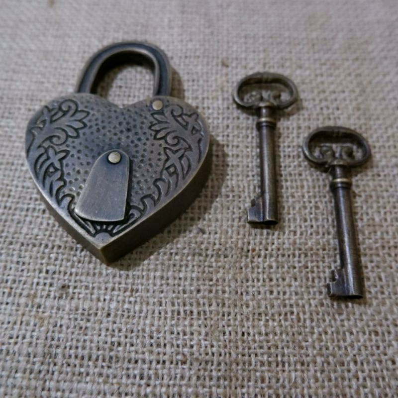 Gembok Kuningan Antik Motif Cinta / Kunci Gembok Antik Love