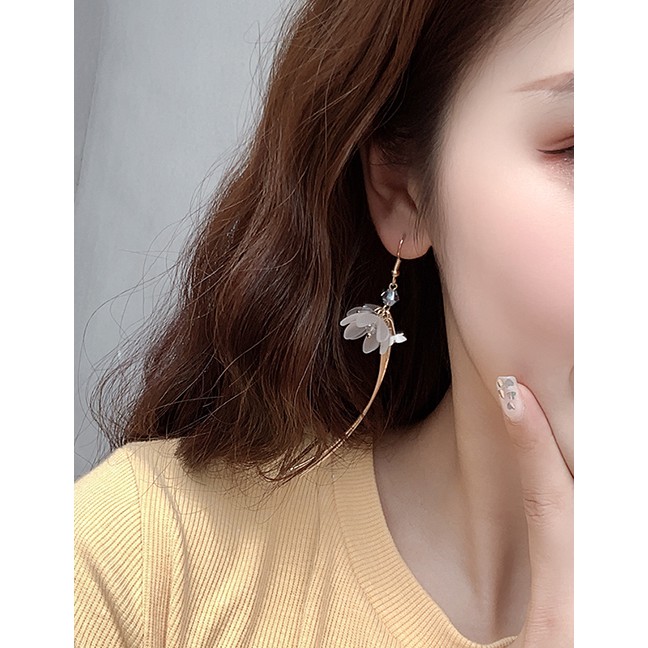 LRC Anting Gantung Fashion Main Color asymmetric Earrings Three-dimensional Flower Asymmetric F80648